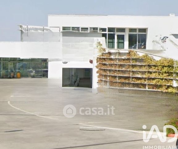 Ufficio in commerciale in Via Montefanese