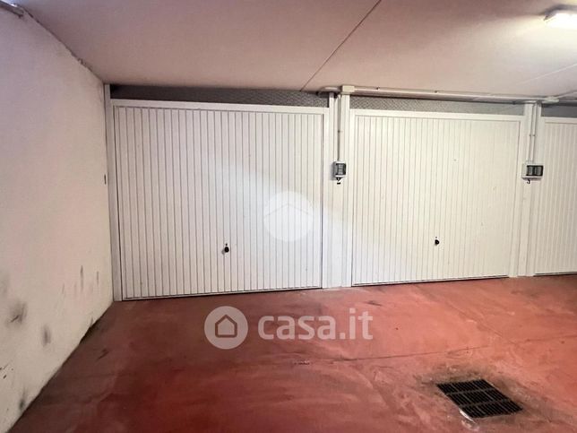 Box/posto auto in residenziale in Via Andrea Lavezzolo