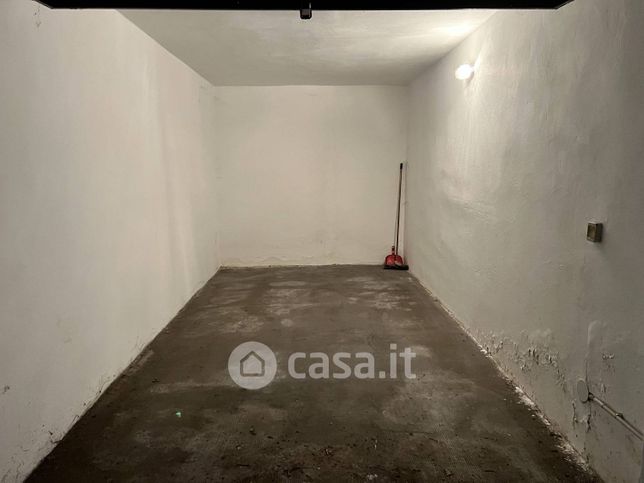 Box/posto auto in residenziale in Via Alessandro Litta Modignani 5