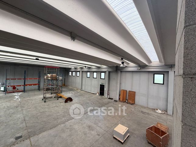 Capannone in commerciale in Via G. di Vittorio