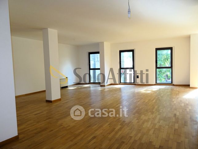Ufficio in commerciale in 