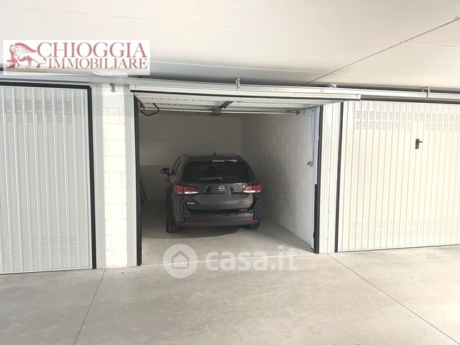 Box/posto auto in residenziale in Pisani 16