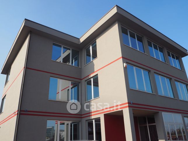 Ufficio in commerciale in Via XXV Aprile