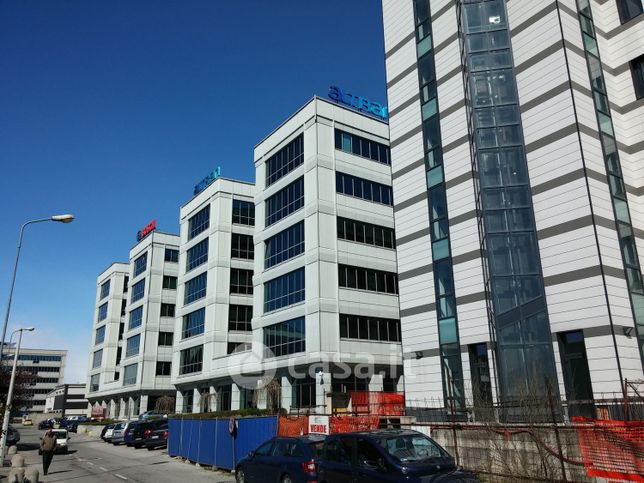 Ufficio in commerciale in Strada del Drosso 33