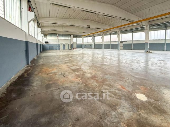 Capannone in commerciale in Via Papa Giovanni XXIII 58