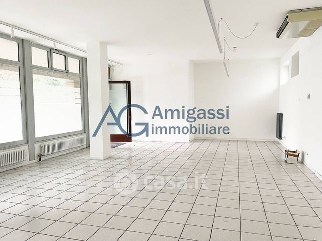 Attivitã /licenza (con o senza mura) in commerciale in Via Europa