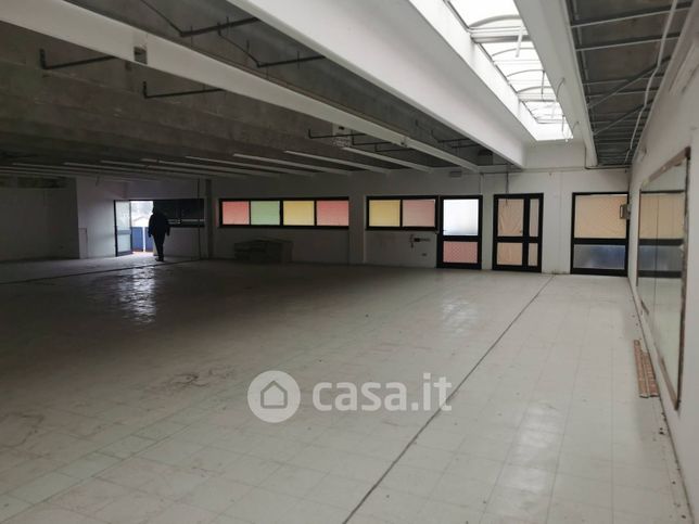 Capannone in commerciale in 