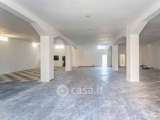 Capannone in commerciale in Via Primo Carnera 17