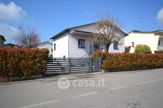 Villa in residenziale in Via V. Alfieri 2