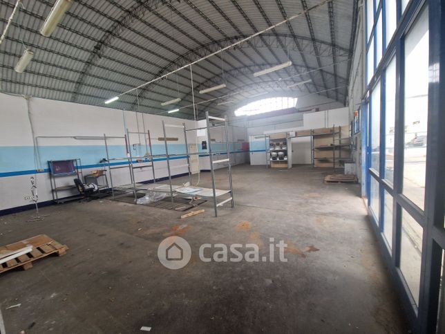 Capannone in commerciale in Strada 23