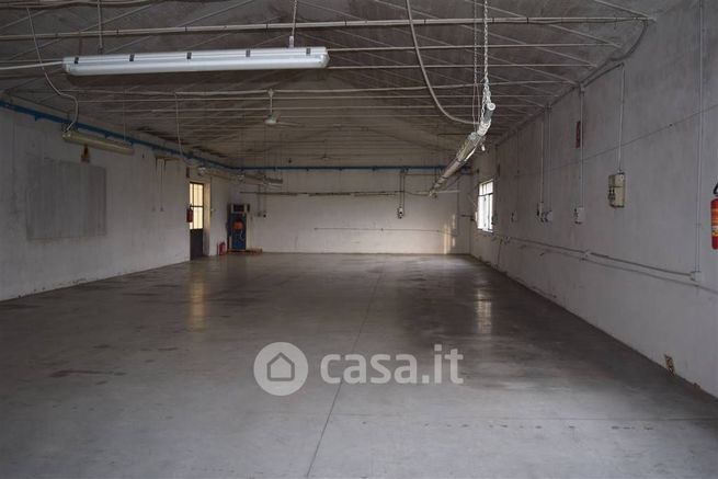 Capannone in commerciale in 