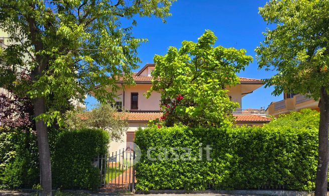 Villa in residenziale in Viale Parigi 22