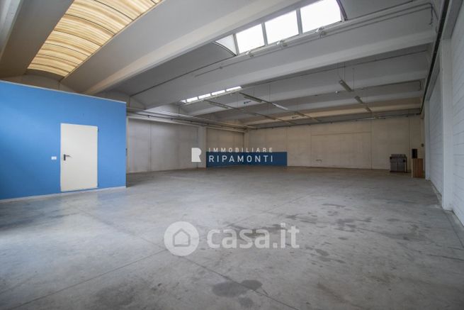 Capannone in commerciale in Via P. Vitalba 10