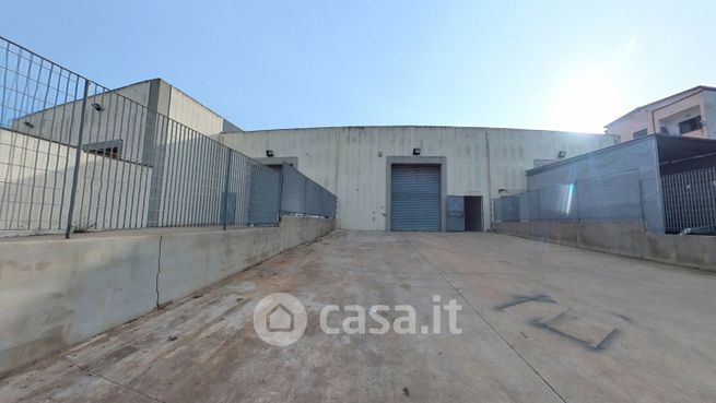 Capannone in commerciale in Via Sette Comuni 5