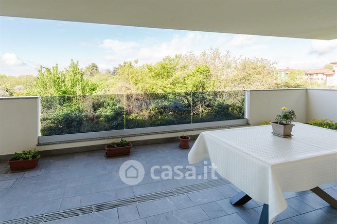 Appartamento in residenziale in Via Mario Longoni