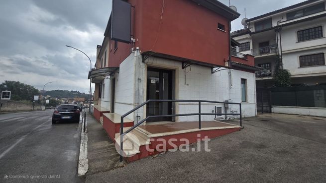 Negozio/locale commerciale in commerciale in Via Armando Fabi 25