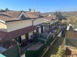 Villetta a schiera in residenziale in Via Ugo Foscolo 34