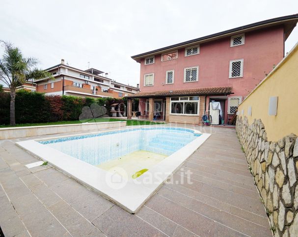 Villa in residenziale in Via Tespi 190