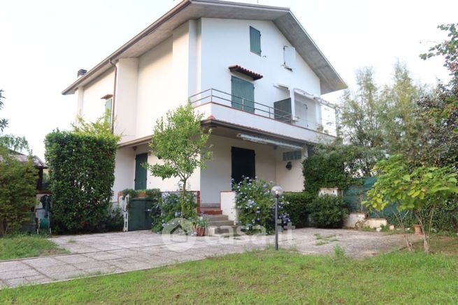 Casa bi/trifamiliare in residenziale in Via dei Cosmonauti 35
