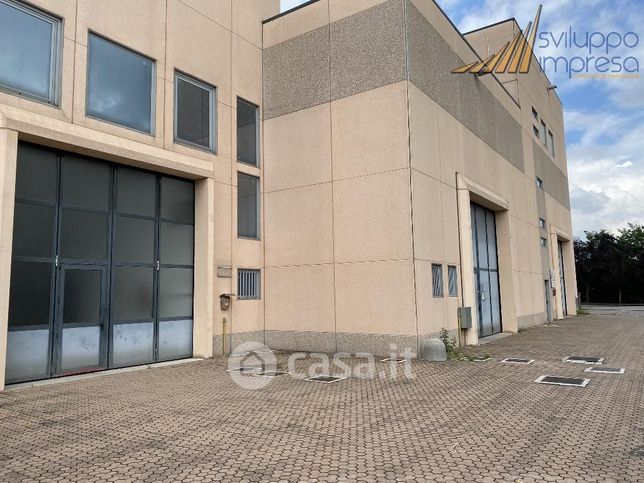 Capannone in commerciale in Via Ciucani 2