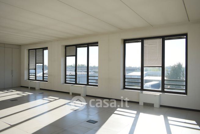 Ufficio in commerciale in Via Archimede 42