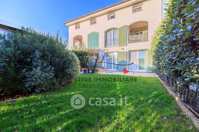 Casa bi/trifamiliare in residenziale in 