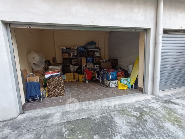 Box/posto auto in residenziale in Via Enrico Cialdini 12