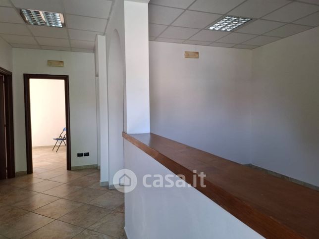 Ufficio in commerciale in Via delle Terme Sud 100