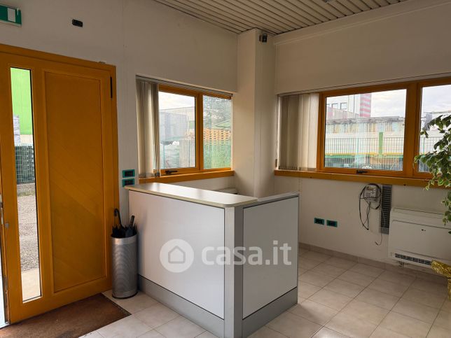 Ufficio in commerciale in Via San Pio X 60