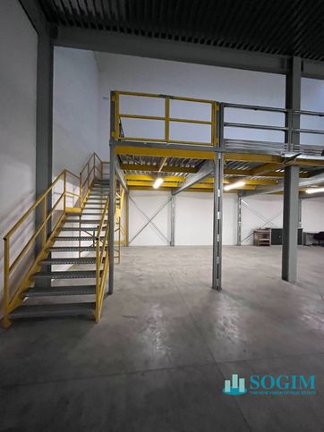 Capannone in commerciale in 