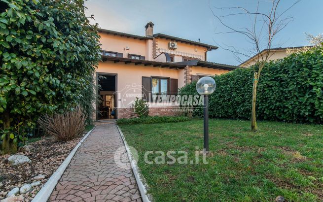 Casa bi/trifamiliare in residenziale in Via Campo Sportivo 1A