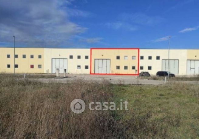 Capannone in commerciale in Via Carlo Faina
