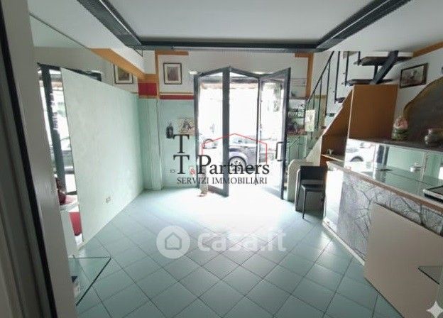 Negozio/locale commerciale in commerciale in Via Pietro Colletta