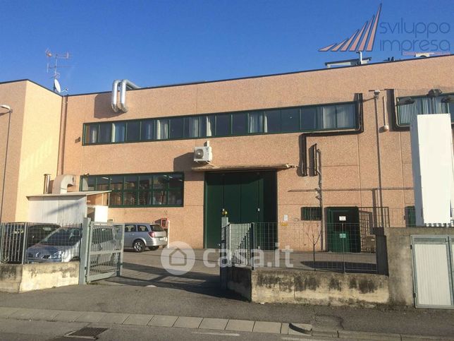 Capannone in commerciale in Via I Maggio 74