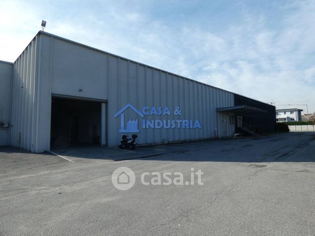 Capannone in commerciale in Via Parco