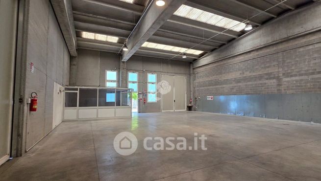 Capannone in commerciale in Via Fabio di Maniago