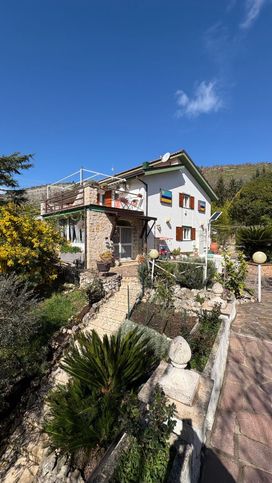 Casa bi/trifamiliare in residenziale in Via civita farnese