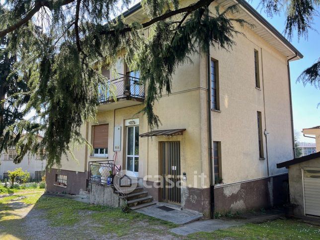 Casa bi/trifamiliare in residenziale in