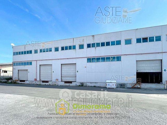 Capannone in commerciale in Via Fabio Filzi 45
