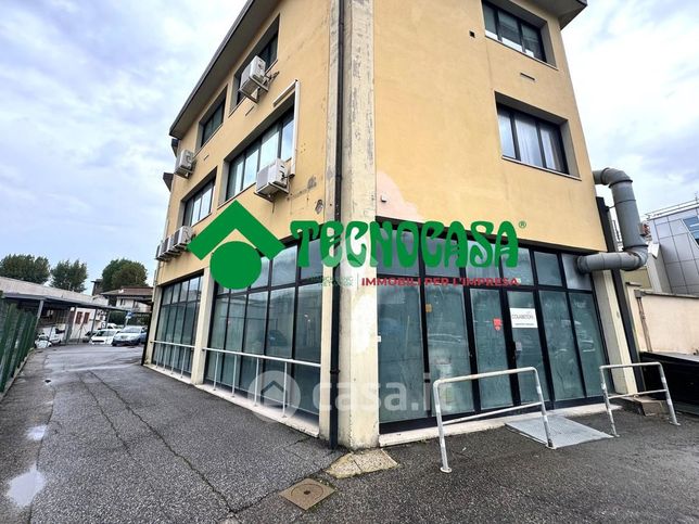 Capannone in commerciale in Via della Stazione delle Cascine 9