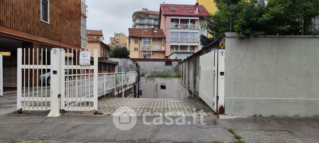 Garage/posto auto in residenziale in Via Arnaz 13