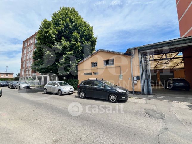 Capannone in commerciale in Via Elio Bernardi