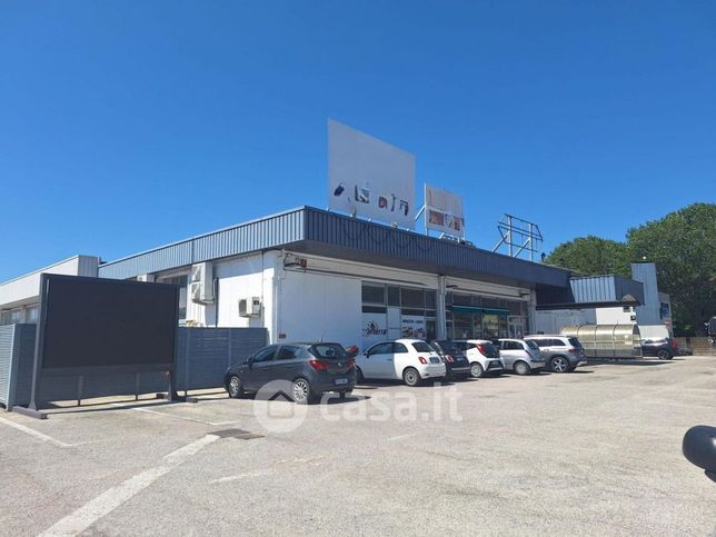 Capannone in commerciale in Vicolo Mezzaluna