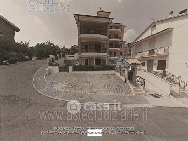 Box/posto auto in residenziale in Via Raffaele Aurini