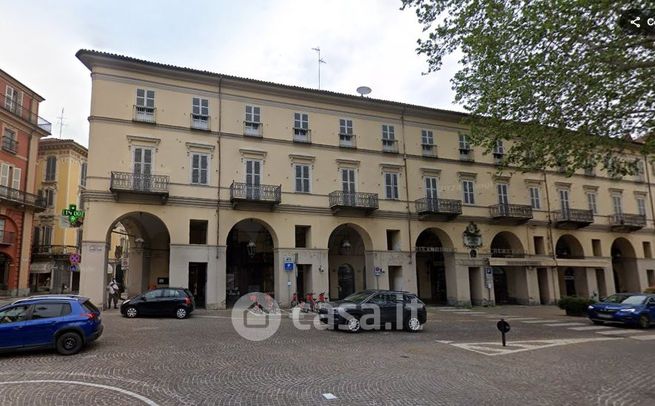 Negozio/locale commerciale in commerciale in Piazza Vittorio Alfieri 5