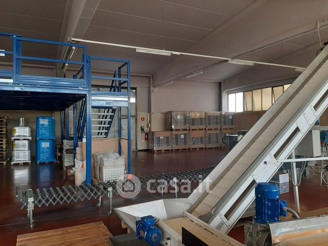 Capannone in commerciale in Via Adige