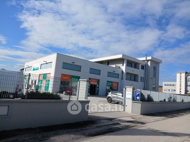 Capannone in commerciale in villa Raspa