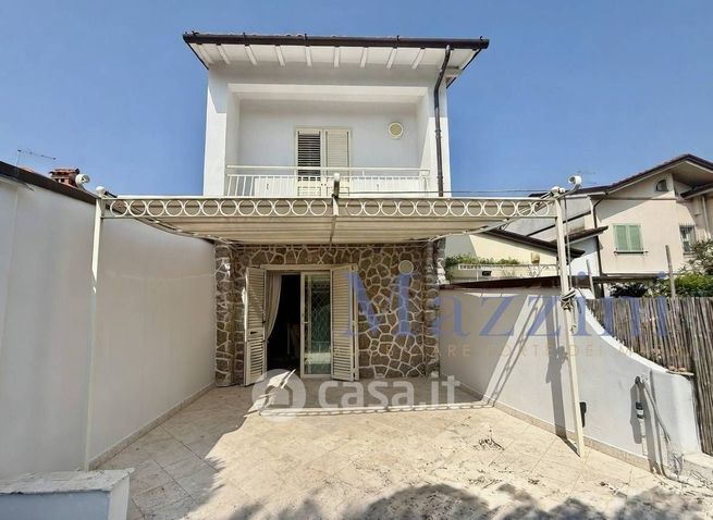 Casa bi/trifamiliare in residenziale in Via Agnelli