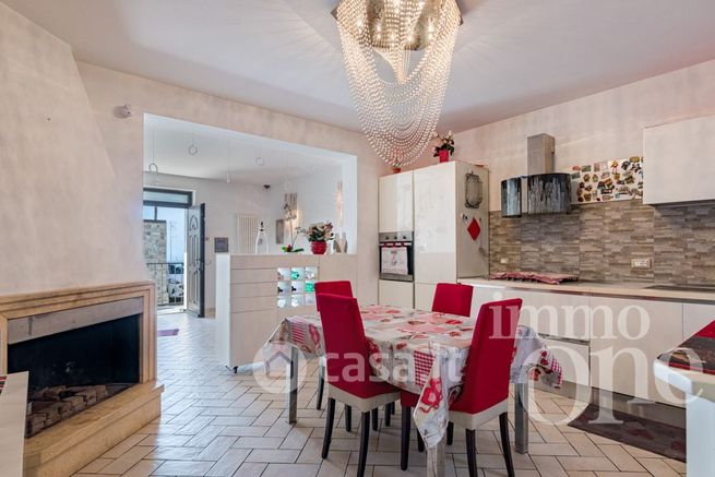 Casa bi/trifamiliare in residenziale in Via di Quercianella 147