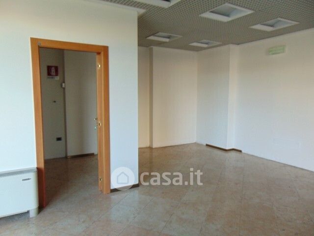 Ufficio in commerciale in Via Ciro Menotti 13